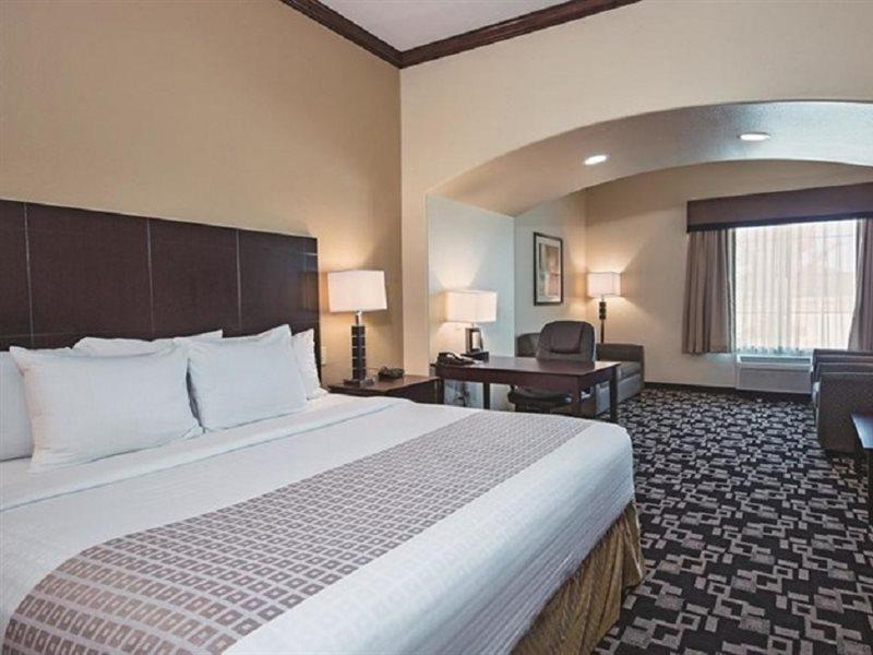 La Quinta Inn And Suites Joshua Екстериор снимка