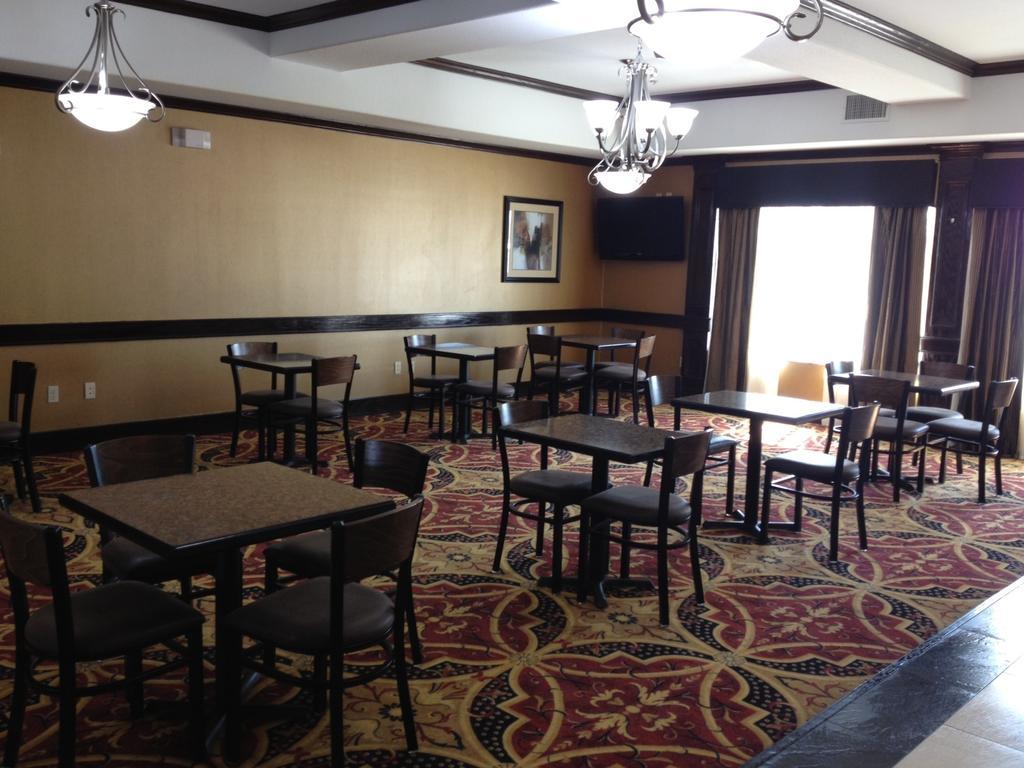 La Quinta Inn And Suites Joshua Екстериор снимка