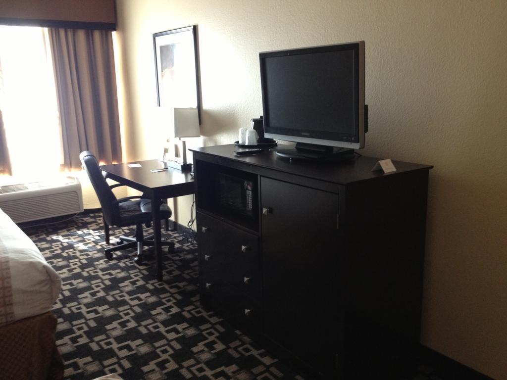 La Quinta Inn And Suites Joshua Екстериор снимка