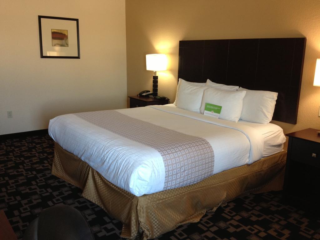 La Quinta Inn And Suites Joshua Екстериор снимка