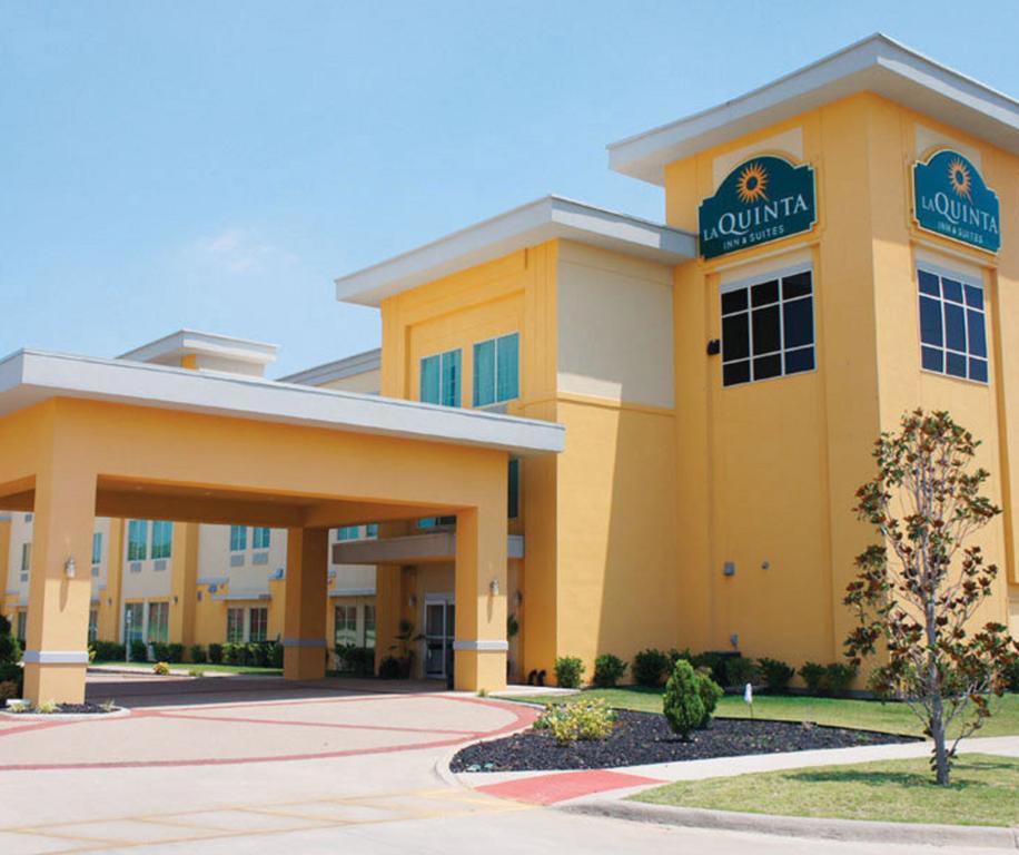 La Quinta Inn And Suites Joshua Екстериор снимка