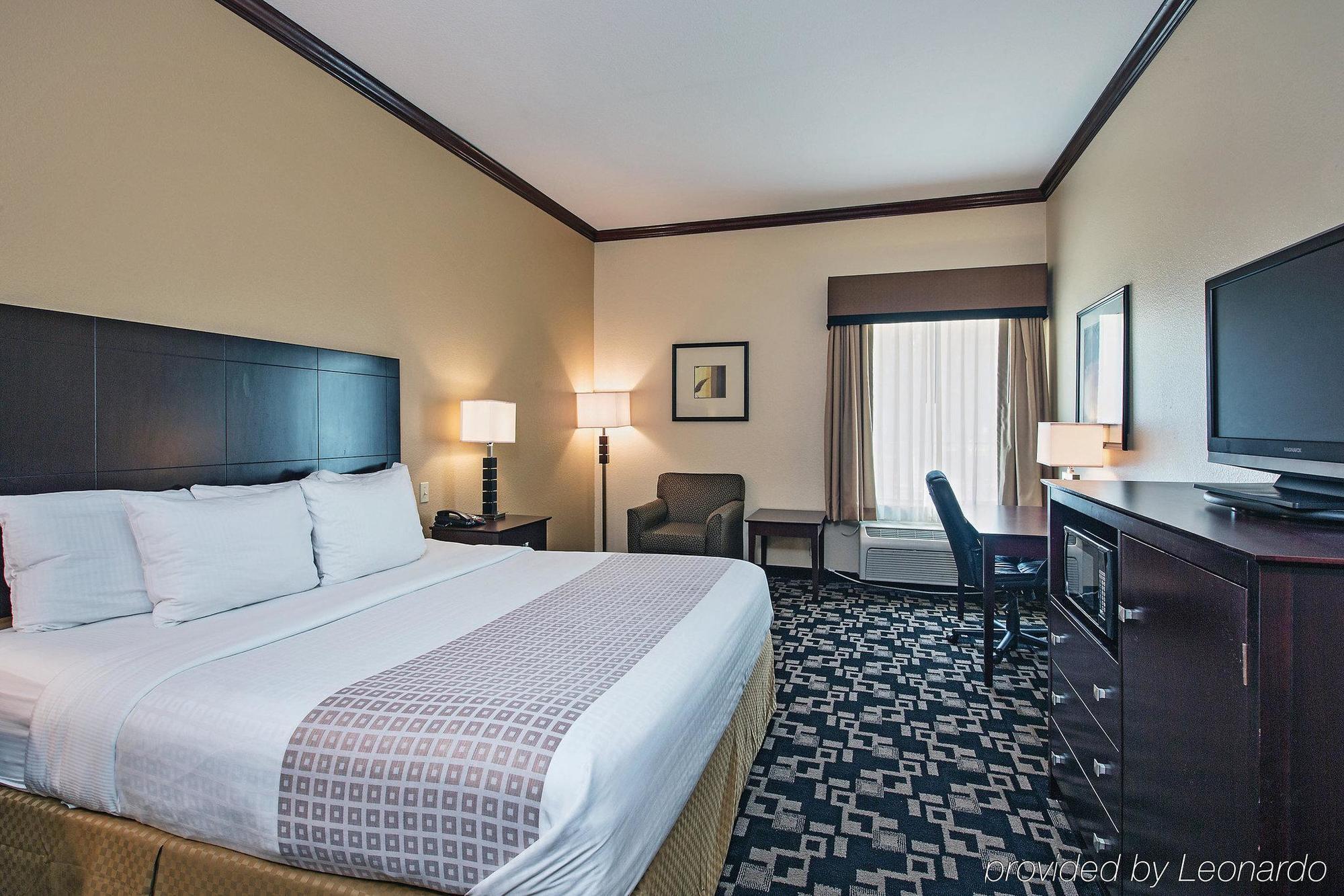 La Quinta Inn And Suites Joshua Екстериор снимка