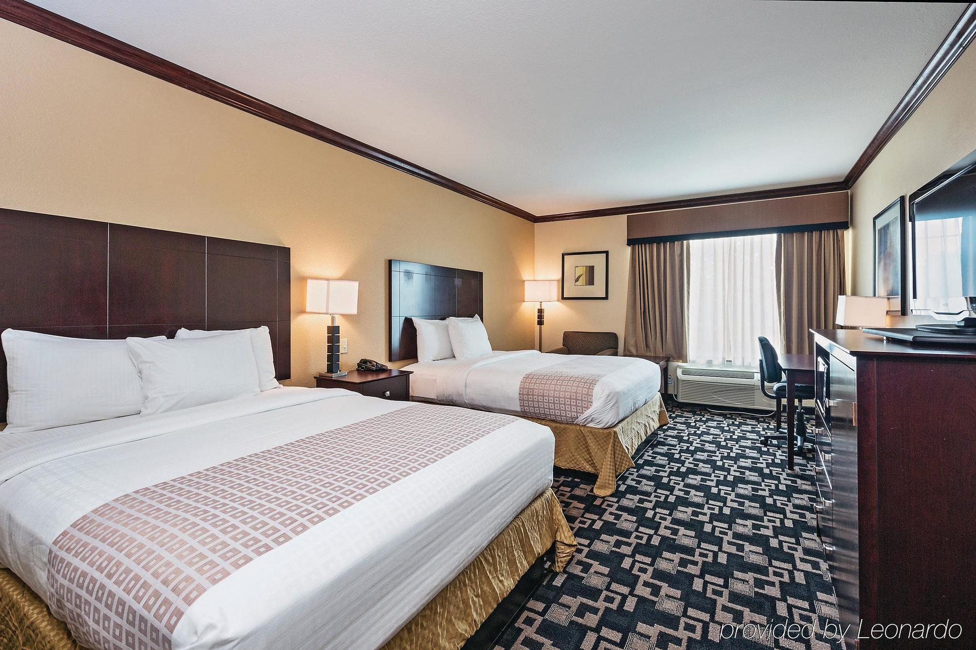 La Quinta Inn And Suites Joshua Екстериор снимка