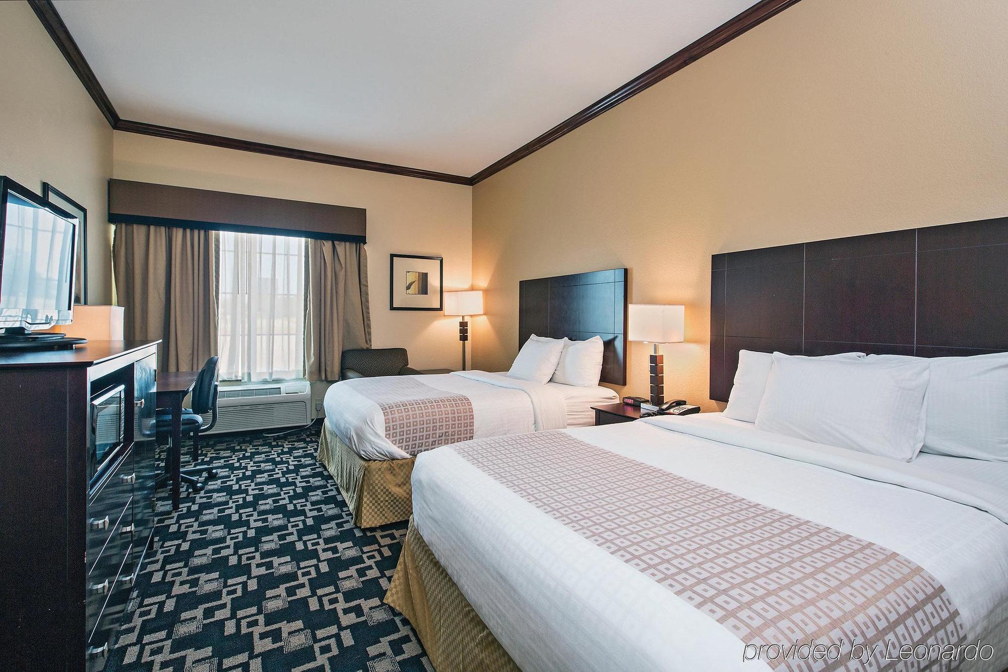 La Quinta Inn And Suites Joshua Екстериор снимка