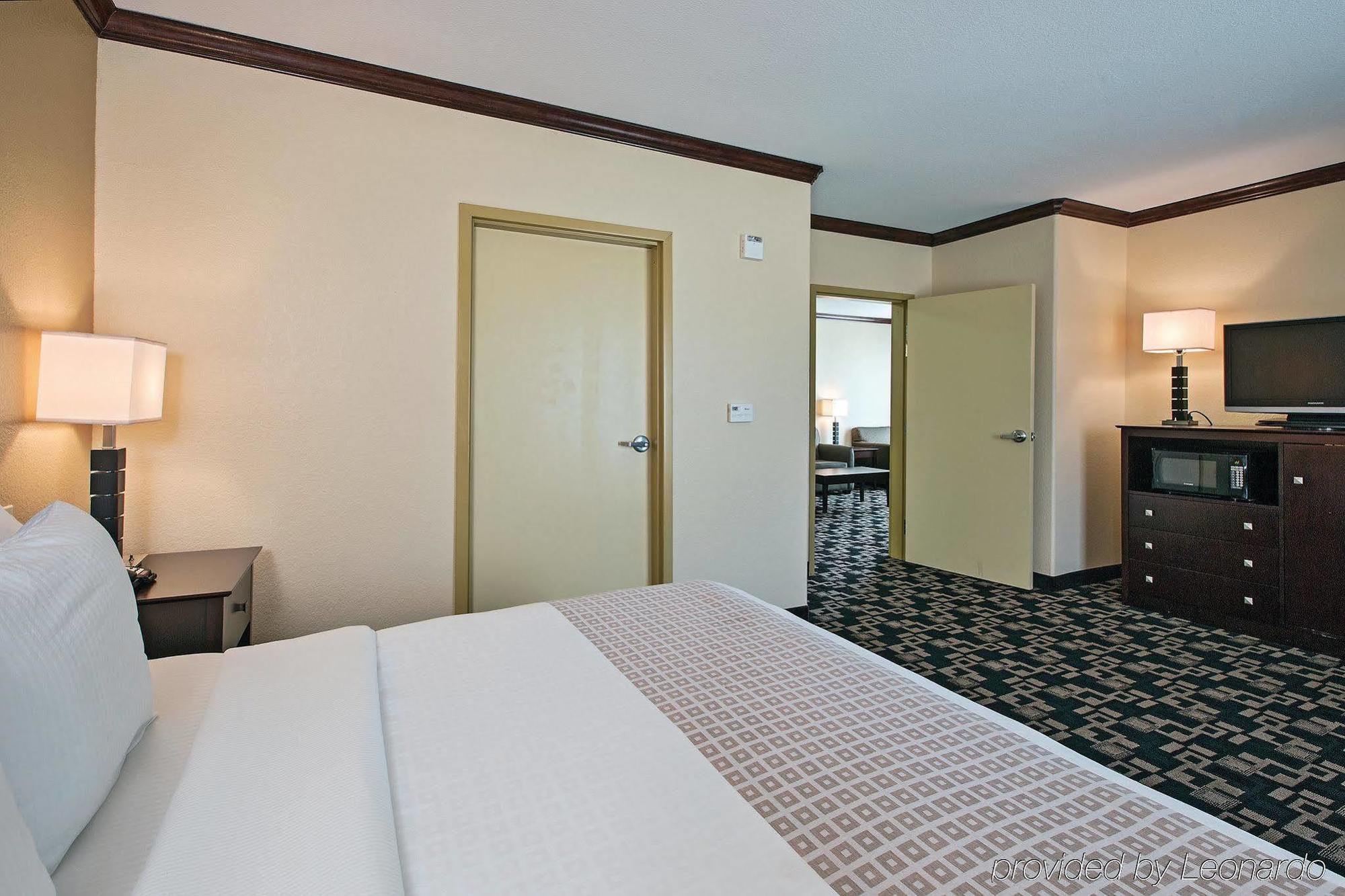 La Quinta Inn And Suites Joshua Екстериор снимка